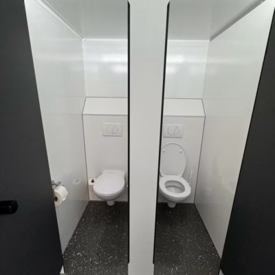 Hochwertiger Toilettenwagen / WC Anhänger mieten bei Unique Event Rental Hamburg